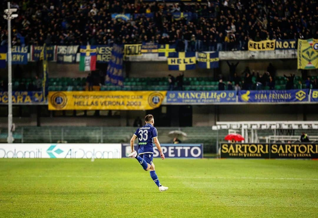 エラス・ヴェローナFCさんのインスタグラム写真 - (エラス・ヴェローナFCInstagram)「Emozioni gialloblù 💛💙 È già aperta la prevendita per #VeronaPescara: mercoledì al BENTEGODI 💪 info su hellasverona.it #TIfiAMOHELLAS」5月19日 23時43分 - hellasveronafc