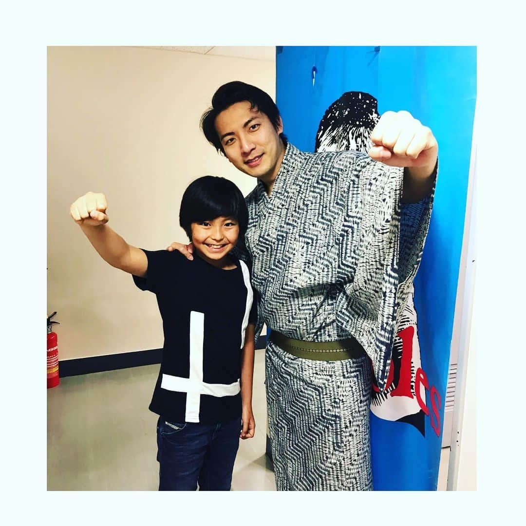 上山竜治さんのインスタグラム写真 - (上山竜治Instagram)「この歳にして、びっくりするくらい芝居ができちゃう、加藤憲史郎店長が観に来てくれました^ ^ 背が伸びてて更にかっこよくなってた。 アンジョポーズで記念撮影。  #レミゼラブル #アンジョルラス #ソワレ#加藤憲史郎 #るろうに剣心 より #奏介も遊びに来てくれました^ ^  本日夜公演、ご来場頂いた皆様、ありがとうございました！」5月19日 23時46分 - kamiyama_ryuji_0910