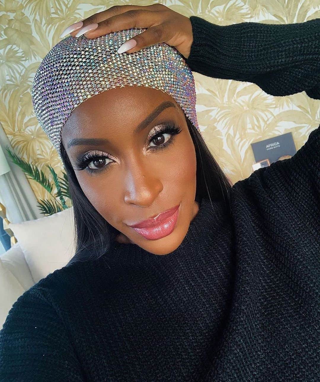 Too Facedさんのインスタグラム写真 - (Too FacedInstagram)「#regram @jackieaina you know issa good concealer when you barely have to Facetune 😭😭I can conceal, correct, and contour now that the @toofaced #TFBornThisWay Super Coverage Concealers come in 35 shades 😏 I use chestnut to highlight, sable to contour and mahogany as a corrector. got me out here looking hydrated and smooth too. #toofaced」5月20日 0時01分 - toofaced