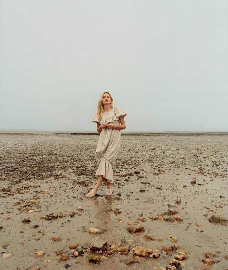 ジョージア・メイ・ジャガーさんのインスタグラム写真 - (ジョージア・メイ・ジャガーInstagram)「She sells seashells by the sea shore @harpersbazaarpolska shot by @inalekiewicz styled by @kara_becker Hair and Makeup @emilzedhair」5月19日 23時56分 - georgiamayjagger