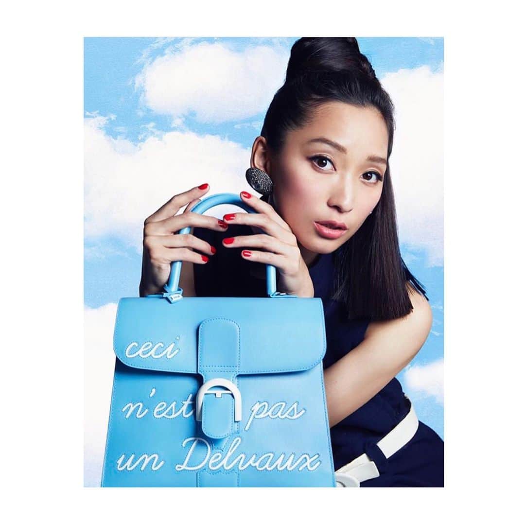 HiRAO INCのインスタグラム：「. Delvauxの新作、マグリッド シリーズと女優 杏さん。 VOGUEではインタビュー動画も撮影しました。 是非見てほしいな。  #Repost @rena_semba ・・・ VOGUE.com Anne meets Delvaux 女優・杏 × アートのプレイフルな関係。 . Photographer: @akinoriito_i  Hair: @jungotohair  Makeup: @barbiemichiru  Manicure: Emi Sato  Interview & Text: Ikuko Dobashi　 Editor: Kyoko Osawa　 Styled by me. . Bag: @delvaux  OP: @laila_vintage  Accessories : @hypnotiquetokyo . . 新作のマグリットシリーズのbagを持った杏さんがとてもキュートなムービーもぜひサイトでチェックしてみてください！ . #vogue #vogujapan #delvaux #anne #magritte  #styledbyrenasemba」