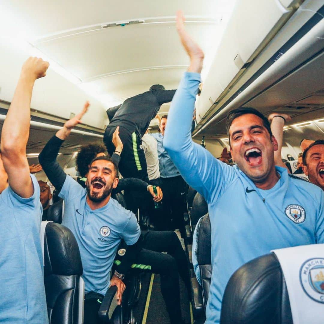 マンチェスター・シティFCさんのインスタグラム写真 - (マンチェスター・シティFCInstagram)「Mates on a plane! ✈️😁 #mancity」5月19日 23時58分 - mancity