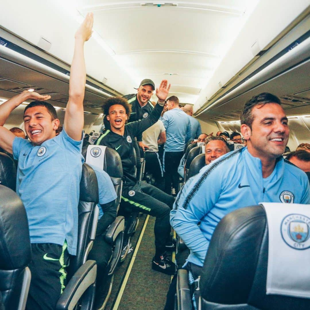 マンチェスター・シティFCさんのインスタグラム写真 - (マンチェスター・シティFCInstagram)「Mates on a plane! ✈️😁 #mancity」5月19日 23時58分 - mancity