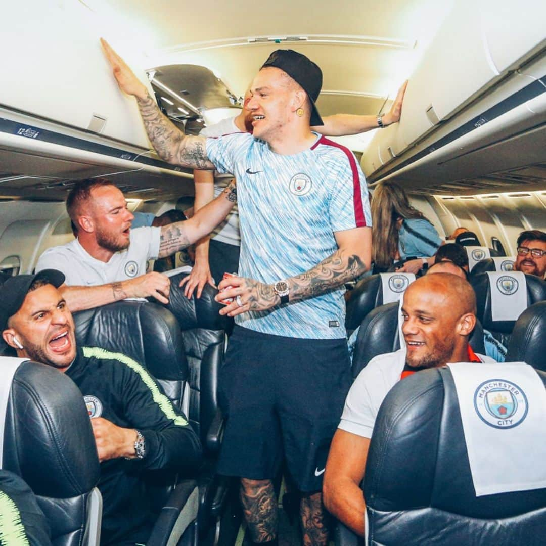 マンチェスター・シティFCさんのインスタグラム写真 - (マンチェスター・シティFCInstagram)「Mates on a plane! ✈️😁 #mancity」5月19日 23時58分 - mancity