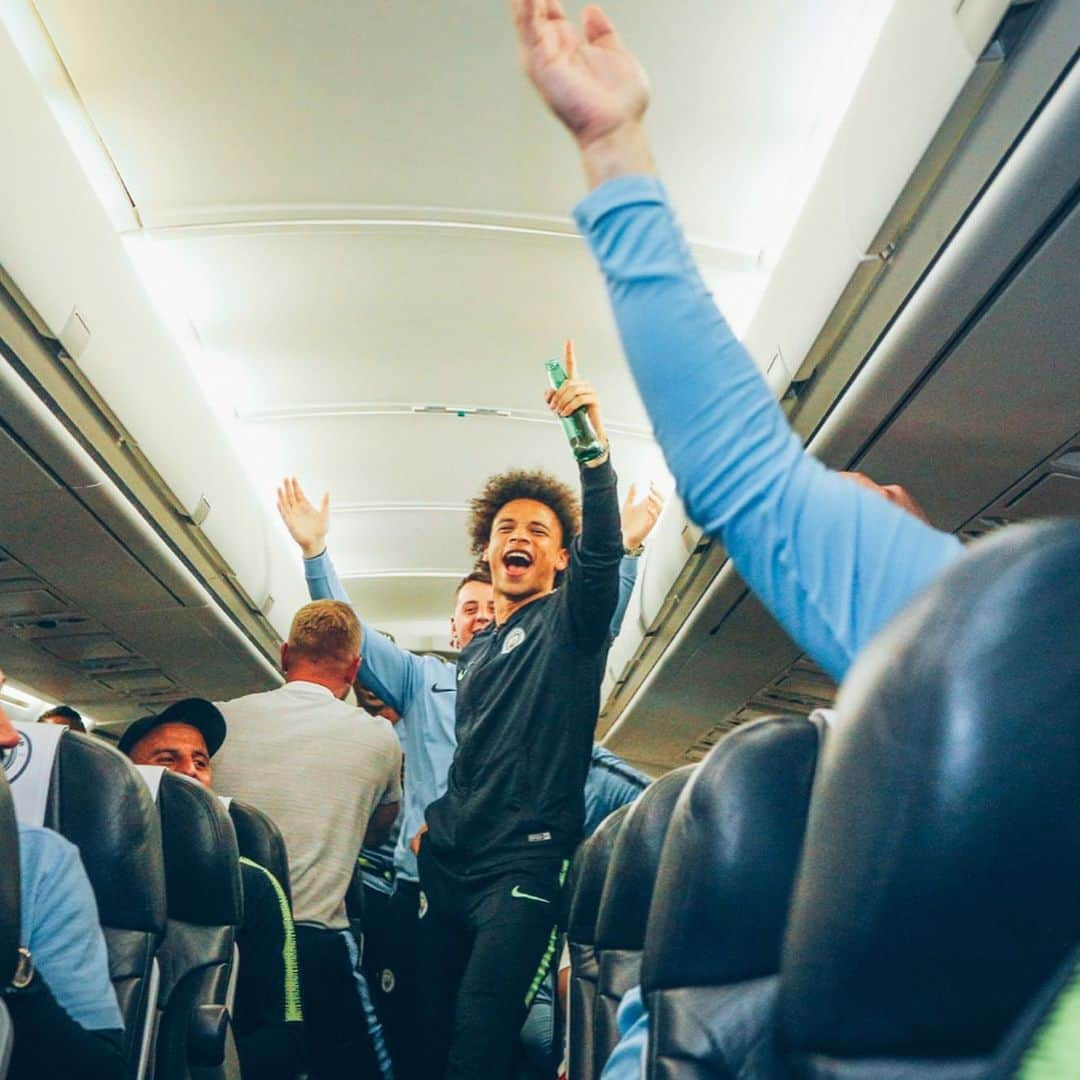 マンチェスター・シティFCさんのインスタグラム写真 - (マンチェスター・シティFCInstagram)「Mates on a plane! ✈️😁 #mancity」5月19日 23時58分 - mancity