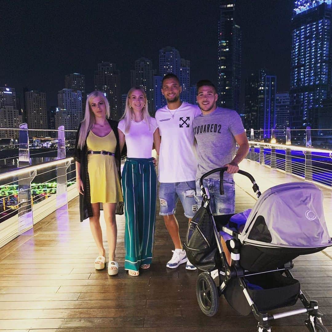 のインスタグラム：「Great time in Dubai 🤙💪👌 @em10buendia @greengagew @lizaa_lei @thiago #nosotrossomosbienamigos 😂😆😜 #bigproblems」