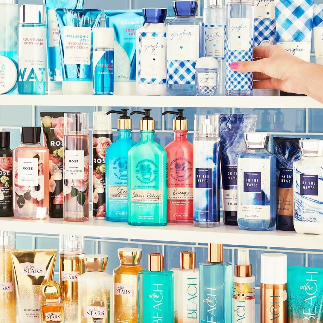 Bath & Body Worksさんのインスタグラム写真 - (Bath & Body WorksInstagram)「Our Summer mantra: Love your Summer skin! What are your Bath & Body Works #shelfie essentials for glowing Summer skin?!」5月20日 0時00分 - bathandbodyworks