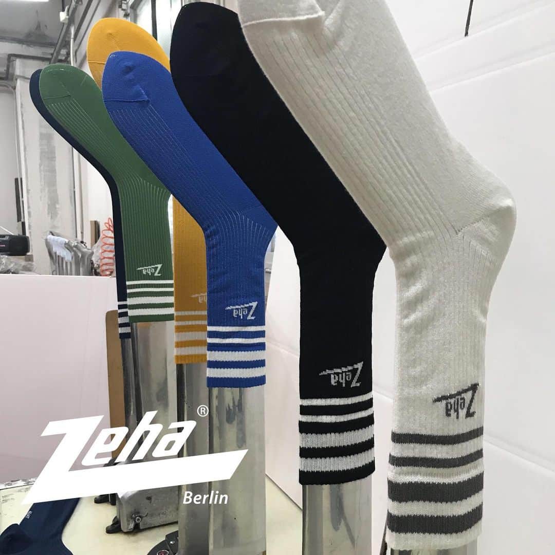 ツェハさんのインスタグラム写真 - (ツェハInstagram)「Now On line !!! Retro Sport Socken New Collection! Entdecke die Sportsocken Made in Italy von #Zeha Berlin 🧦 !!! #berlin #fashion #vintage #manufacture #zweidoppelstreifen #stripes #cotone #socks #moda #newcollection #photooftheday #instagood #baumwolle #cotton #oldgermanbrand #berlinstyle #makobaumwolle #musthaves #handmade #zehasocken #moda #madeinitaly #strumpf #luxurysocks #socken #calze #madeinitaly #accessories #accessori #handcrafted #retro」5月20日 0時00分 - zehaberlin