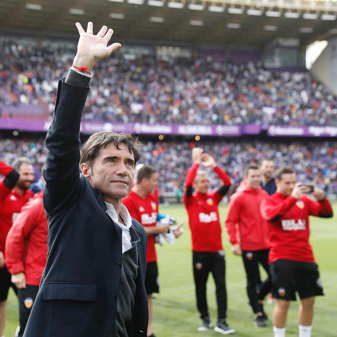 バレンシアCFさんのインスタグラム写真 - (バレンシアCFInstagram)「We couldn't be prouder of our players, coaching staff and our AMAZING fans . 🔈 Marcelino García Toral: “Esta plantilla ha hecho un temporadón, siempre tuvo fe y convencimiento” 🦇🖤 . ¡Gracias míster y cuerpo técnico por vuestro enorme esfuerzo, confianza y constancia! 👏🏼👏🏼 . #somdechampions #amuntvalencia #unsentimentetern #vcfcentenari #valenciacf」5月20日 0時01分 - valenciacf