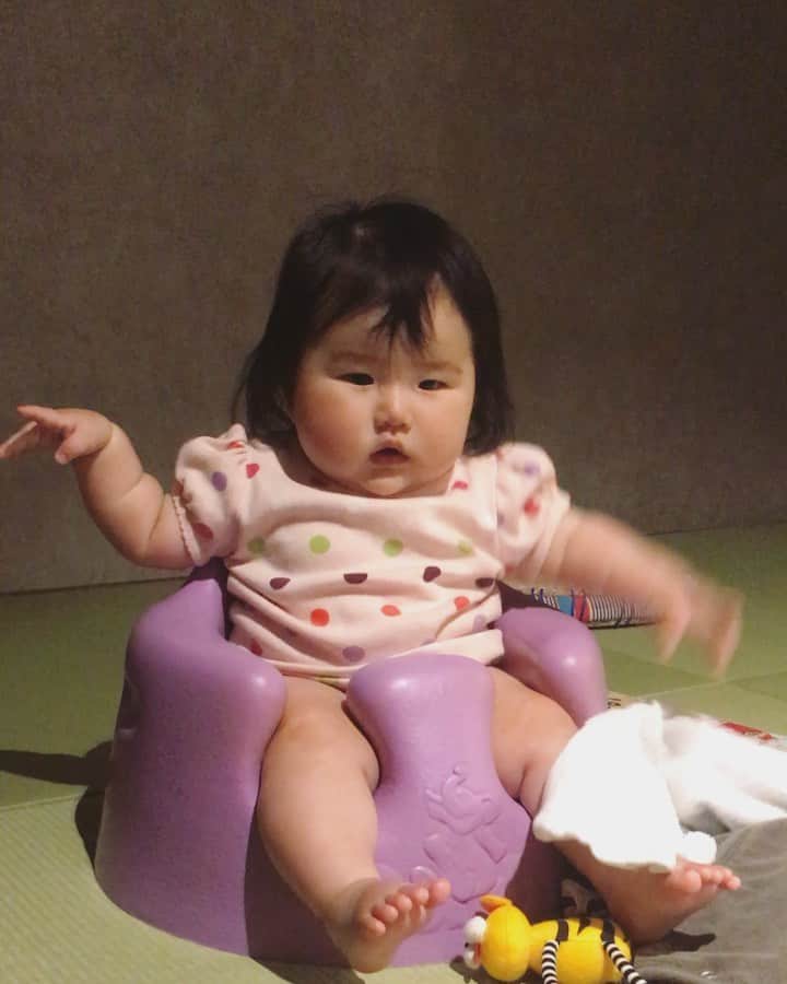 藍のインスタグラム：「#近くにあるもの何でも被ります #たまに被ったまま静止してる #怖いしやめて #めくったらめっちゃ笑ってる #怖いしやめて #歌瑠多あそび #7ヶ月 #むちむち成長中」