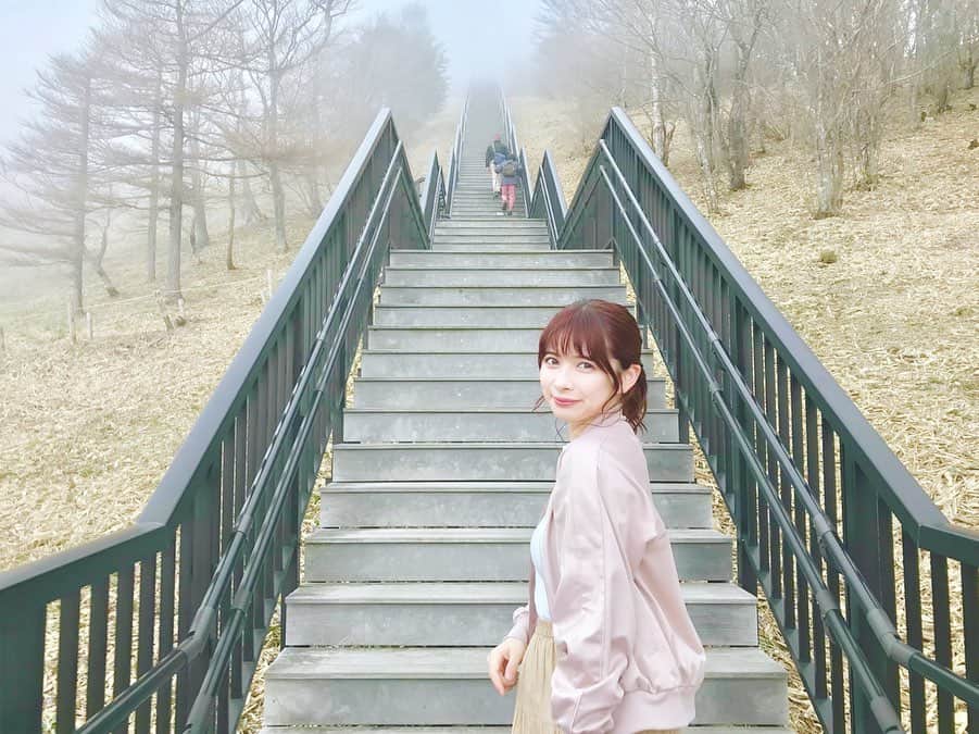 綾瀬麗奈さんのインスタグラム写真 - (綾瀬麗奈Instagram)「🙈💗 . . 1445段ある階段を登りました🥺🌸 (スカート完全にミス) 天候が不安定で、 雨降ってきたり 霧がすごかったり 登り切ってもなんにも見えなかったけど 少し待ってたらめちゃめちゃいい景色見られました😭💗 うれしいっ 綺麗なキスゲが見られるかなぁ って思ったけど、 まだ芽がでたばっかりみたいで またリベンジしたい🧸❤️ . . . #キスゲ平園地 #天空回廊 #1445段 #霧降高原 #霧降高原キスゲ平園地 #キスゲ平 #キスゲ #ニッコウキスゲ #栃木旅行 #栃木観光 #日光旅行 #日光観光 . #綾瀬麗奈 #アイドル #dela #役者 #名古屋 #nagoya #名古屋観光文化交流特命大使 #トレーニング女子 #筋トレ女子 #御朱印ガール #りんご飴 #ハムスターのいる生活 #荒野行動女子 #tiktok #tiktokjapan #ティックトッカー」5月20日 0時20分 - ayasereina