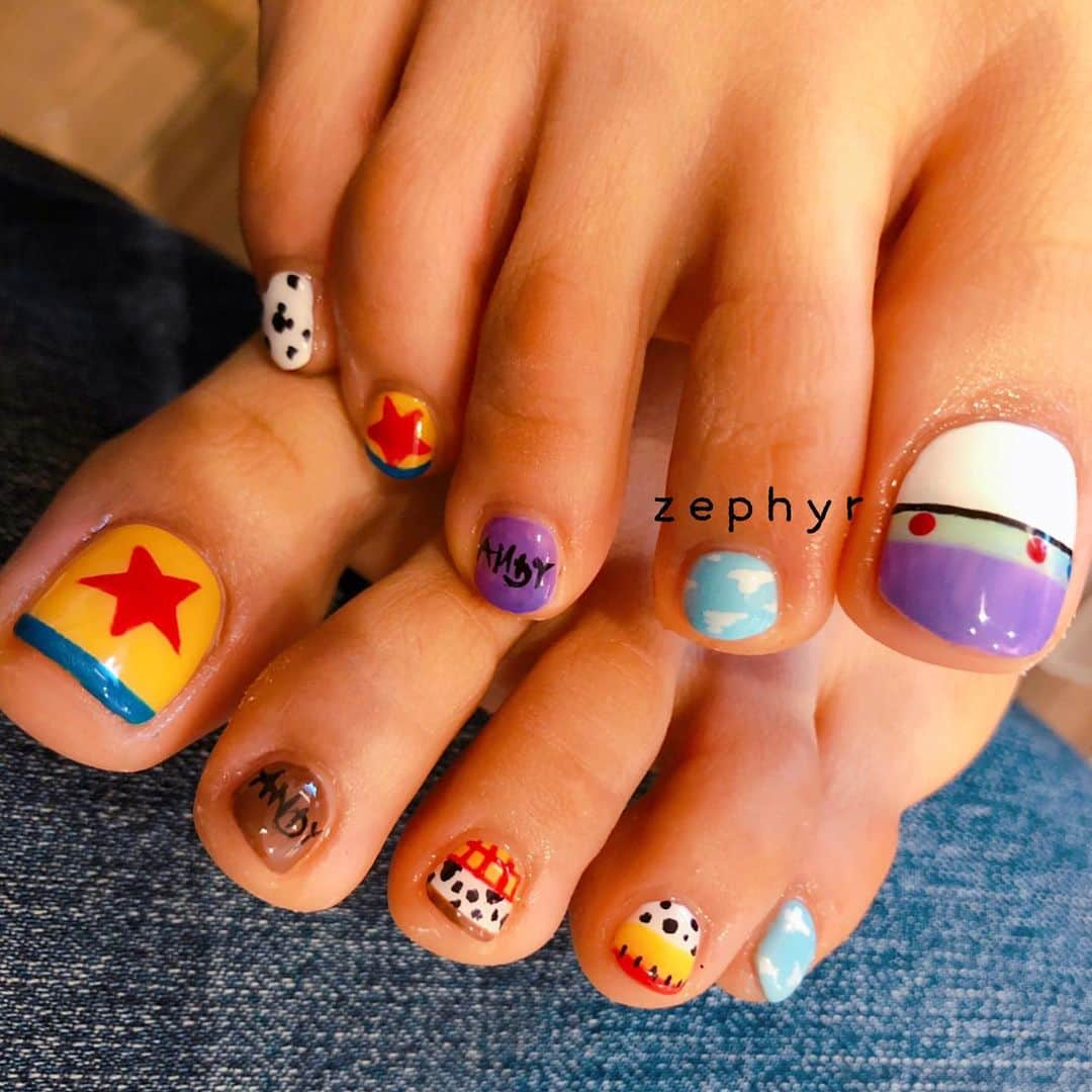 Zephyrさんのインスタグラム写真 - (ZephyrInstagram)「#💅 トイストーリー💕 それぞれ別の方なんですが 画像の持ち込みで 少しアレンジさせていただきました💕 かわいい...♡ . . ただいまzephyrでは フットネイルのキャンペーン中です🤗 ジェルネイルだけでなく 足裏の角質除去もお得に🤤 この機会にぜひご利用ください✨  #ジェルネイル#フットネイル#ネイルアート#トイストーリー#トイストーリーネイル #zephyr #ゼファー#大阪美容室  #此花区 #美容室 #西九条  #駅近 #サロン #西九条ネイルサロン  #サロンモデル募集  #ヘアモデル募集  #関西サロモ #fff #l4like #lfl #l4f #instagood #instagram」5月20日 0時20分 - zephyrhair