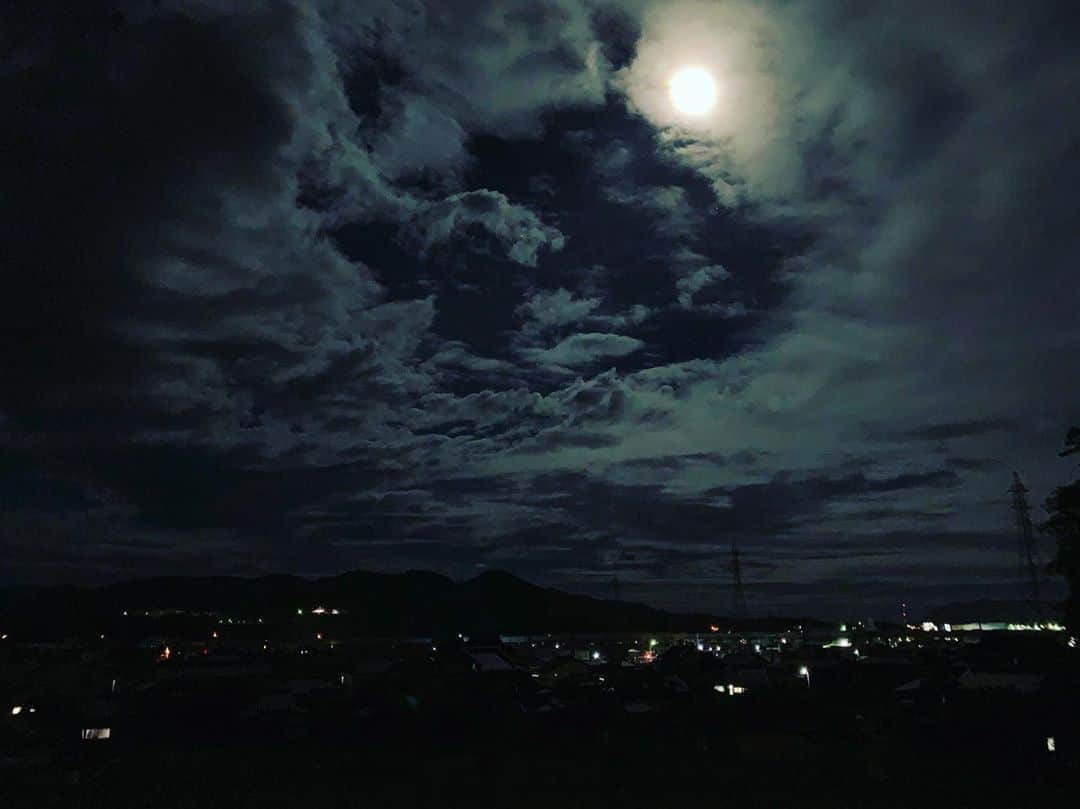 元木行哉さんのインスタグラム写真 - (元木行哉Instagram)「令和最初の満月だそうで🌕 ベランダから見ていますが、山口は残念ながら雲がかかっています。 だけど、これはこれで、なんかよくない？ おやすみなさい。  #満月 #山口県 #夜空 #photography」5月20日 0時13分 - ikuya_motoki