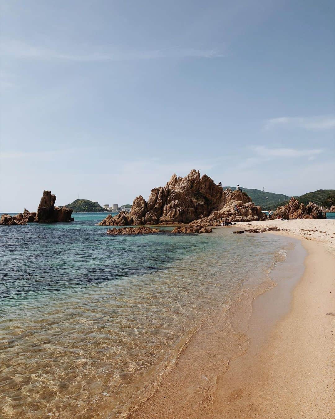 椿彩加さんのインスタグラム写真 - (椿彩加Instagram)「. 初水晶浜🏖 . もう綺麗すぎてびびった！ 夏来れたら絶対来たい！！！ . 3枚目の動画は、 クラゲが岸に打ち上がってたので 生きてるクラゲは怖くて触れないけど どんな触感なのかどうしても気になって ツンツンしてる動画笑 . 結果ゼラチンでした。 . #福井 #水晶浜 #海 #綺麗すぎる #ほぼ #沖縄 #ほぼ #ハワイ #fukui #diamondbeach #beach #beautiful」5月20日 0時15分 - ayaka_tsubaki23