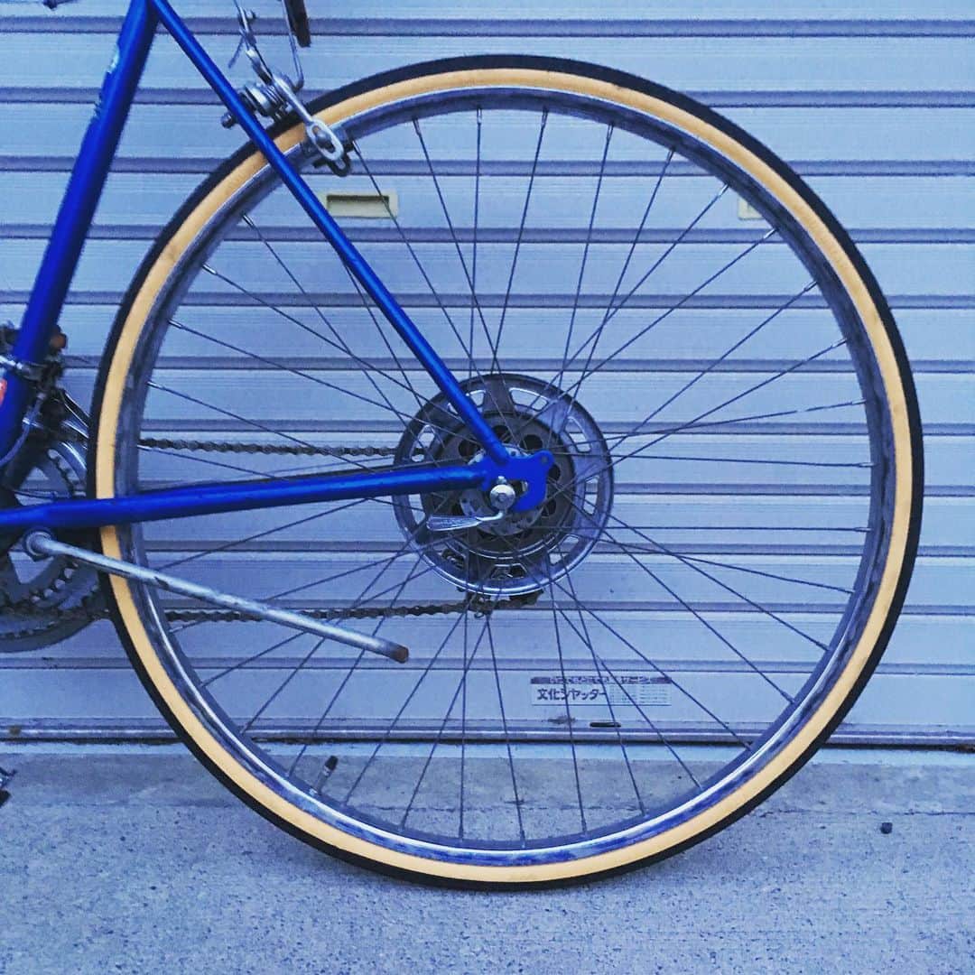 君嶋麻耶さんのインスタグラム写真 - (君嶋麻耶Instagram)「. ここ数年 乗る事のなかったチャリを復活させた . 自宅で化石になりかけていましたが サビをとり バーテープを貼り直し タイヤも交換 . 春が楽しくなりました ありがとう . #チャリ #自転車 #vintage #vintagebike #vintagebicycle #schwinn #schwinncontinental  #街で見かけたら撫でてやって下さい」5月20日 0時22分 - asayakimijima