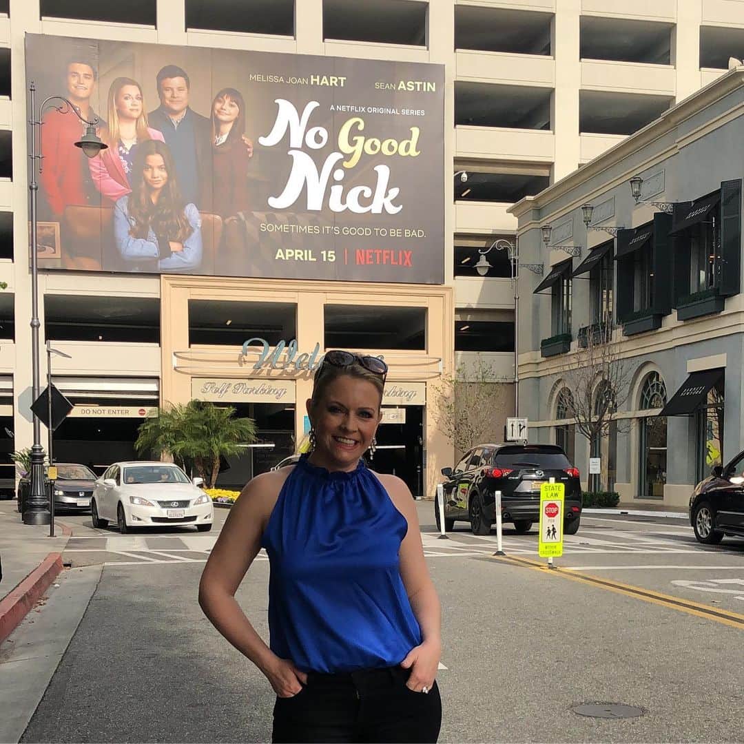 メリッサ・ジョーン・ハートさんのインスタグラム写真 - (メリッサ・ジョーン・ハートInstagram)「When you stand in the middle of the road because..... billboard! #NoGoodNick on @Netflix worldwide. @netflixfamily」5月20日 0時18分 - melissajoanhart