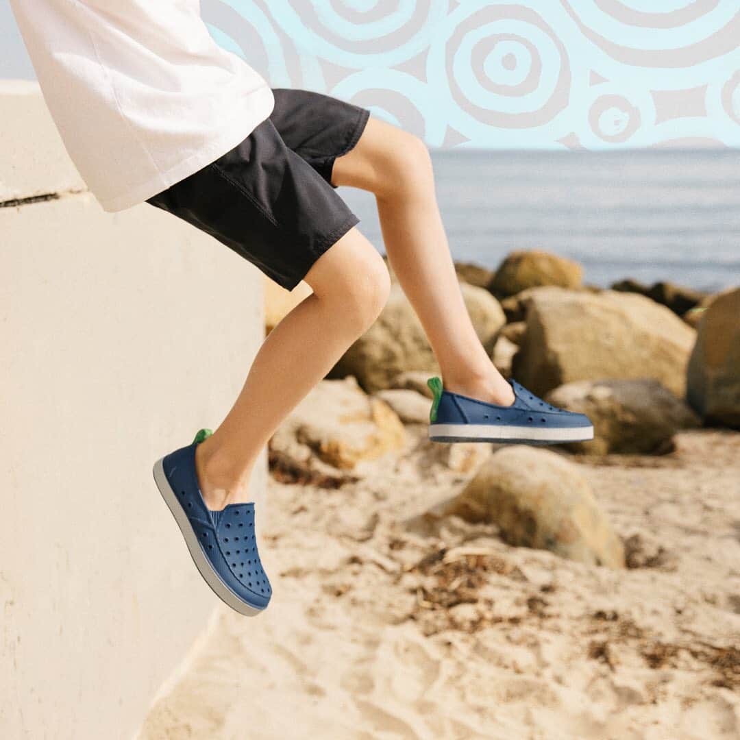 のインスタグラム：「Is your kid’s summer kit equipped with comfy soft, waterproof, go-everywhere shoes? It’s Lil Walker to the rescue. #Sanuk #SmilePassItOn」