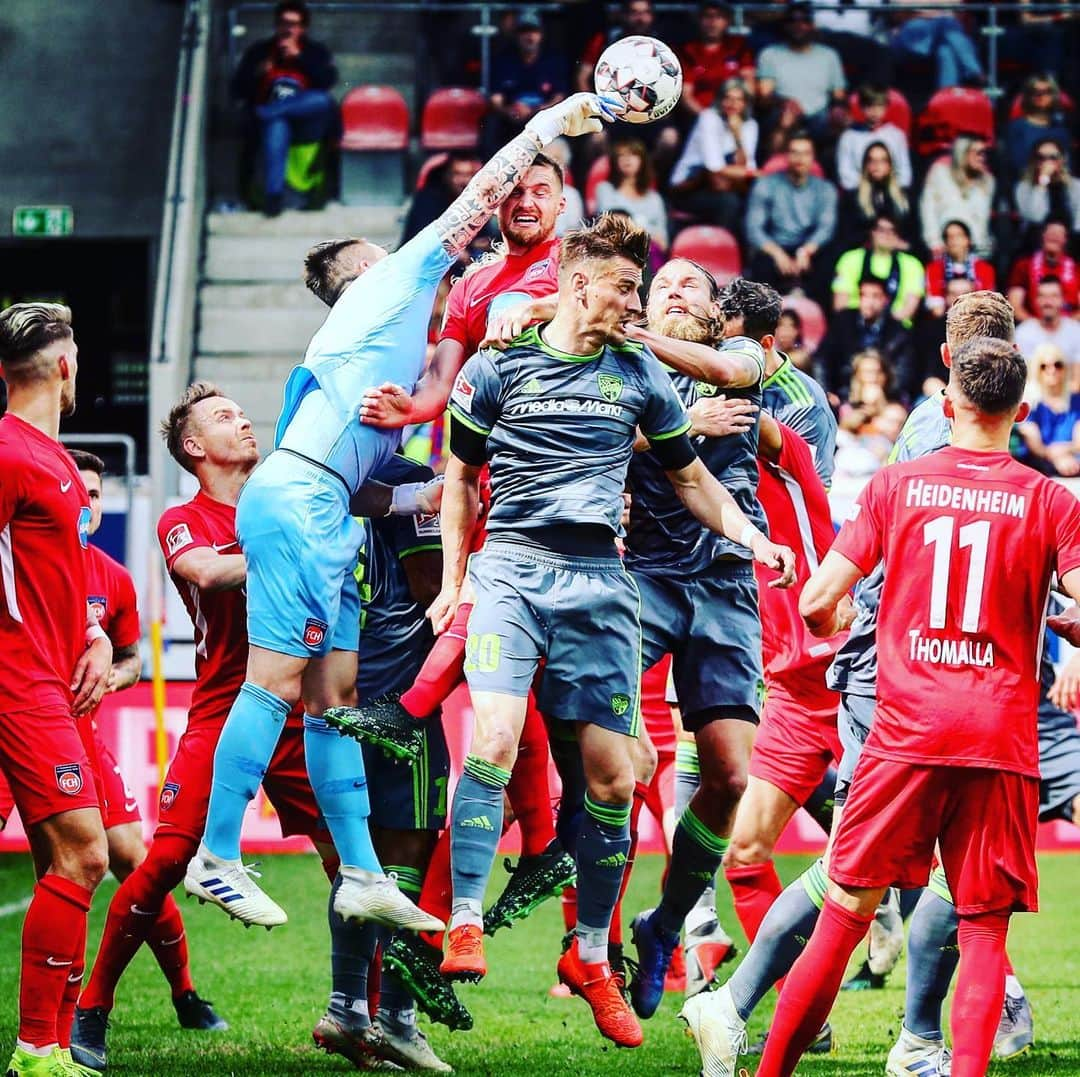 FCインゴルシュタット04さんのインスタグラム写真 - (FCインゴルシュタット04Instagram)「SCHLUSSPFIFF ‼️ Unsere #Schanzer unterliegen Heidenheim am Ende mit 2:4 😕 Jetzt heißt es: Voller Fokus auf die Relegation ‼️💪🖤❤️ #FCHFCI #FCI #Zamrückrunde #totgesagtelebenlänger  #Schlusspfiff #Endstand #football #fussball #keepgoing」5月20日 0時23分 - dieschanzer