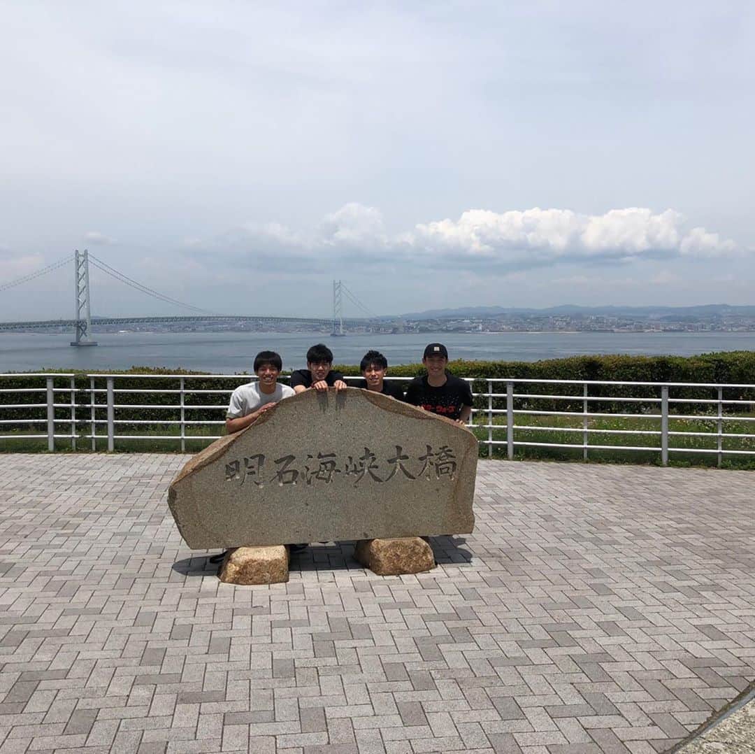 のインスタグラム：「OFF満喫♪ 自然豊かな インスタ映えスポット巡り♪ 温泉も入って、グランピングして 大半はドライブやったけど楽しかった♪ サプライズで プレゼントもありがとう😊 今年はそんなに焼けてません。 しっかり日焼け止め塗りました。 (誰が元から黒いやねん！) #同期旅 #良きOFF #95年組 #明石海峡大橋 #香川でうどん #高屋神社 #父母が浜 #道後温泉 #百島 #隠れ家リゾート #グランピング #BBQ #釣り #岡山アウトレット #BE KOBE」