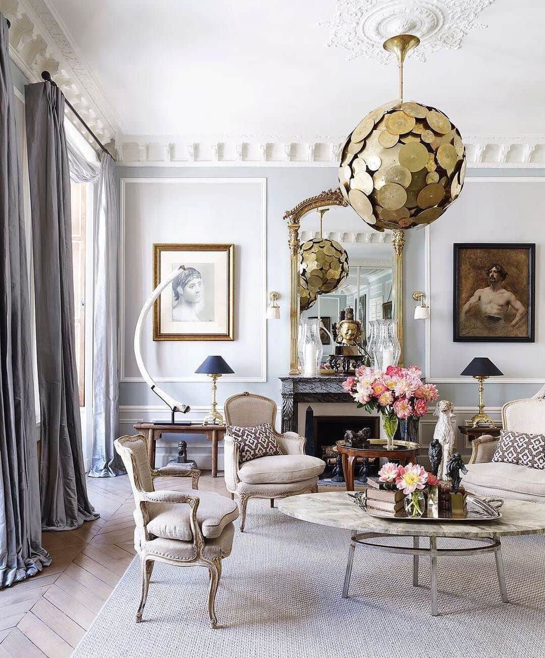 ELLE DECORさんのインスタグラム写真 - (ELLE DECORInstagram)「Step inside the living room of this sophisticated Paris pied-à-terre. Design by @christopher_paul_noto, photography by @bjornwallander, from the ED archives.」5月20日 0時29分 - elledecor