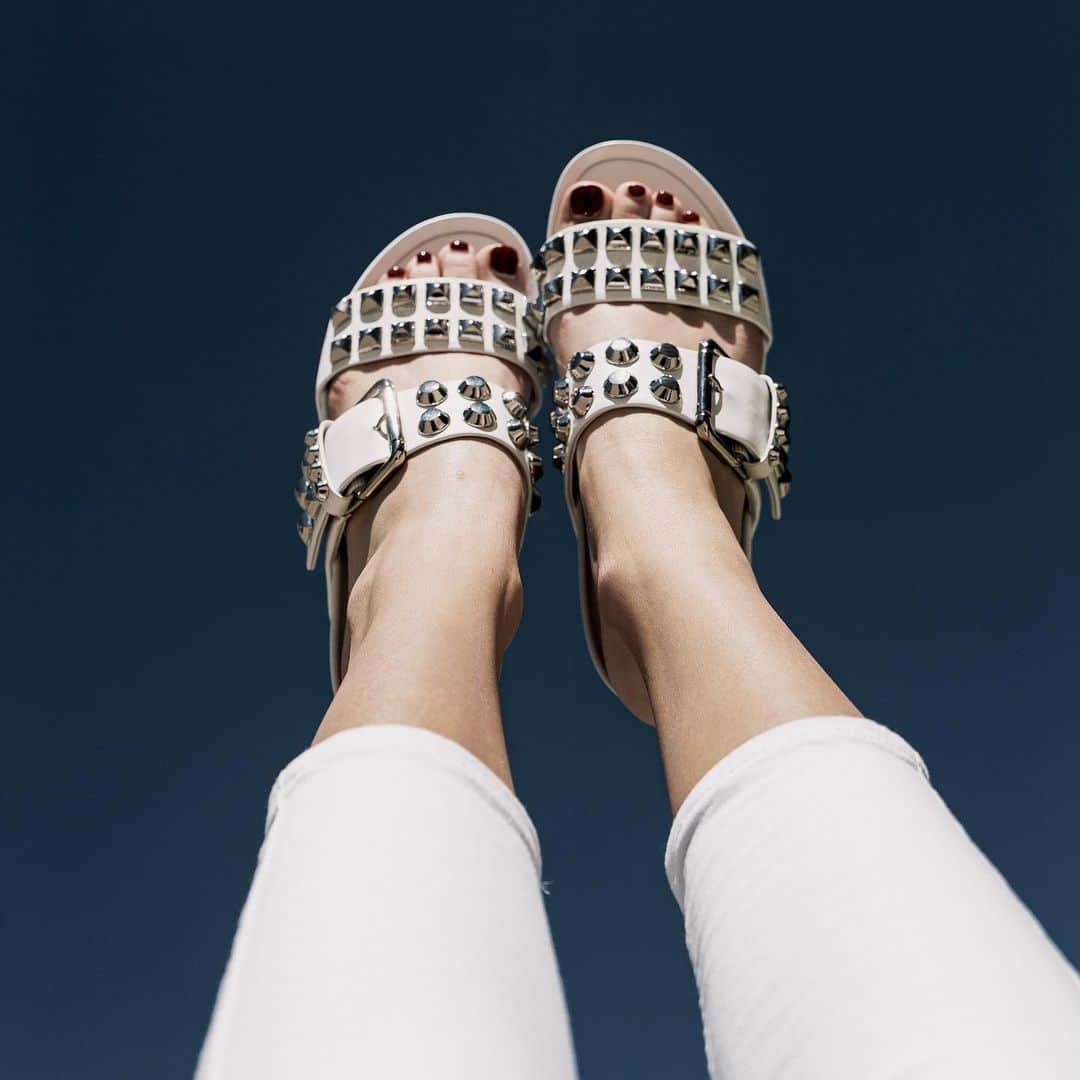 ケンネル&シュメンガーさんのインスタグラム写真 - (ケンネル&シュメンガーInstagram)「put your feet up in the air! 🌞 #kennelundschmenger #sandals #rivetssandals #summershoes #sandalen #springsummer19」5月20日 0時32分 - kennelundschmenger