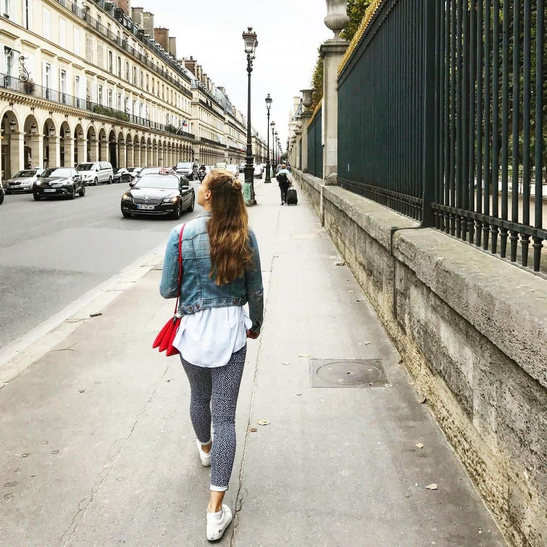 ローラ・マリノさんのインスタグラム写真 - (ローラ・マリノInstagram)「Une semaine et le @challengebewalk a déjà changé mes habitudes : je m’arrête toujours un arrêt de métro plus tôt pour pouvoir marcher plus et profiter du paysage 😅. Plus que quelques heures pour cumuler des pas sur @challengebewalk ! . #challengebewalk #chaquepascompte #walk #marche #sportsanté #health #sport #bougerplus」5月20日 0時38分 - _lauramarino