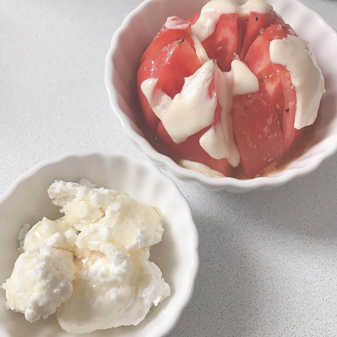 三田麻央のインスタグラム：「トマトにオリーブオイル塩コショウチーズかけてチンしたやつとクリームチーズにはちみつ掛けたの🍅🐝 #朝ごはん」