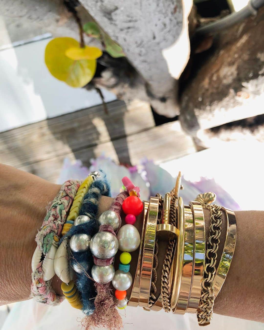 ダニジョーのインスタグラム：「Sunny with a side of #armparty ☀️ tap to shop @jodiesnydermorel’s cuffs #dannijogirls」