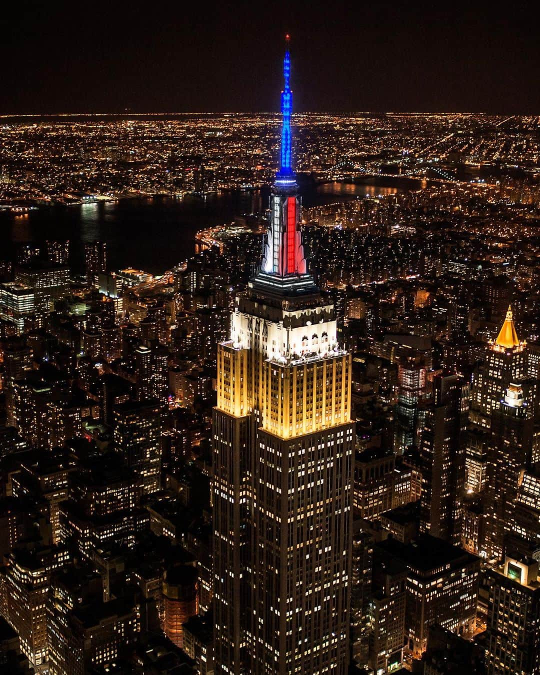 Empire State Buildingさんのインスタグラム写真 - (Empire State BuildingInstagram)「Our tower lights will shine in yellow, white & blue with a siren effect this evening, honoring the @fdny and #EMSWeek. #EmpireStateBuilding 🚒 . At the top of every hour, the lights will turn off & a red siren will scroll around the tower!」5月20日 0時44分 - empirestatebldg