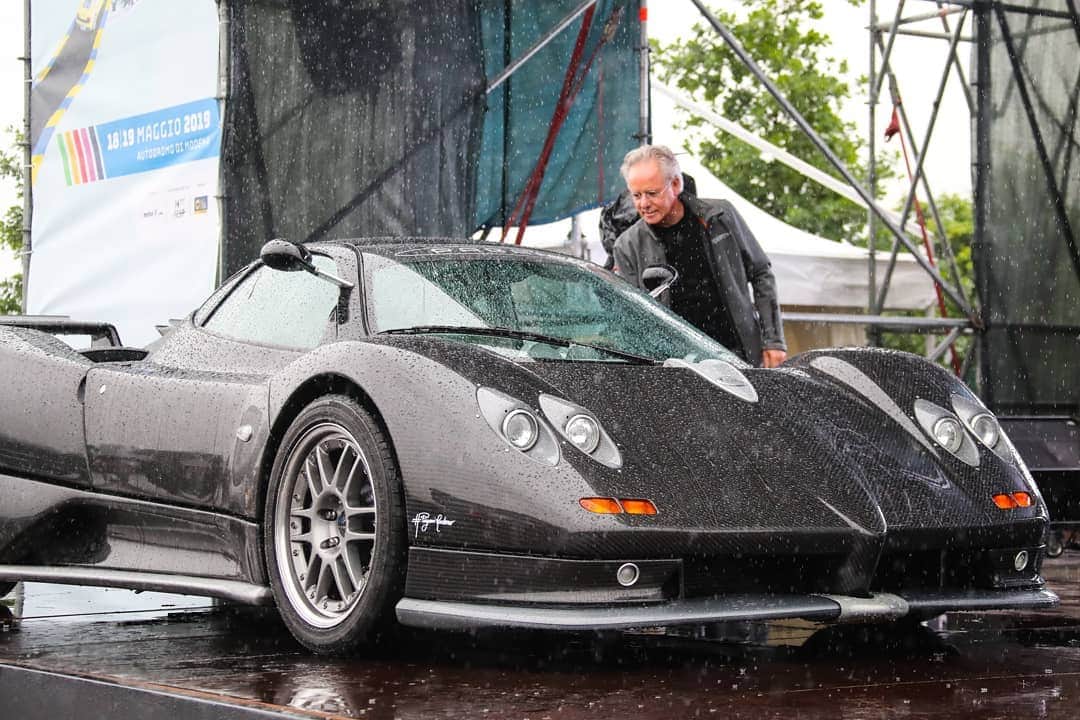 パガーニ・アウトモビリのインスタグラム：「Horacio with our friends of @motor1.com_italia at the @autodromomodena during the @motorvalleyofficial Fest  #MotorValleyFest #pagani #zonda #zondas #zonda20 #zonda20anniversary #zondacollection #hp #horaciopaganimuseo」