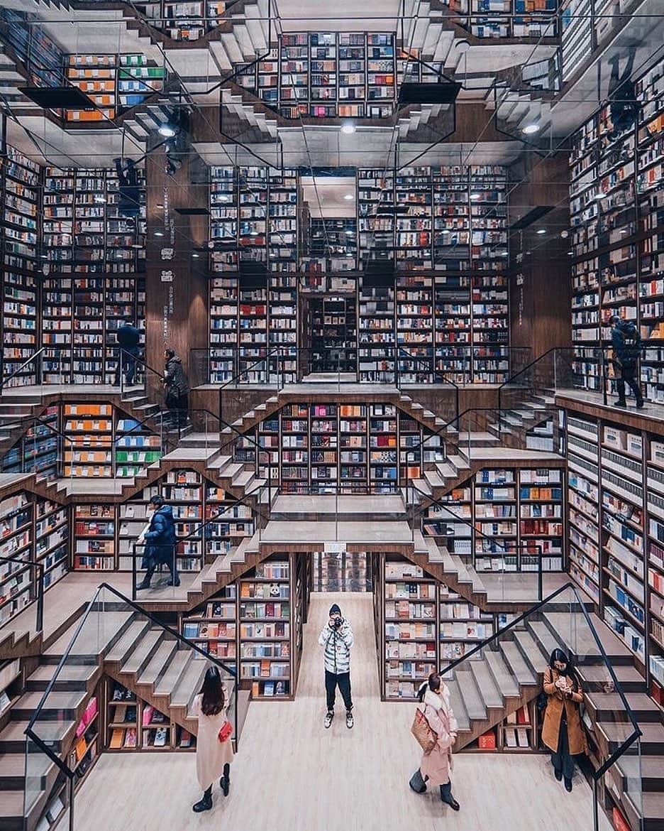 Canon Photographyさんのインスタグラム写真 - (Canon PhotographyInstagram)「Some of the library shots on Instagram are so cool! Here’s one them.  Photography | @sicong.1  Chongqing, China  #canon_photos #library #china #chongqing #libraryporn #photographylovers」5月20日 0時50分 - cpcollectives