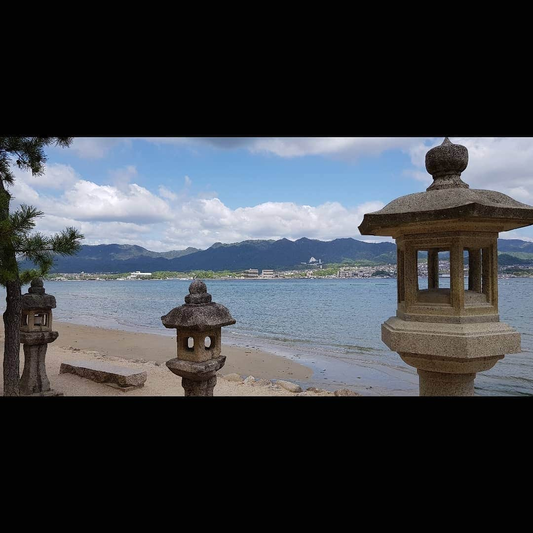 シャルレーヌ・ギニャールさんのインスタグラム写真 - (シャルレーヌ・ギニャールInstagram)「An emotional day in Miyajima and Hiroshima ⛩🦌🏯🌸💞 #throwback #memories #vacation #holidays #japan #miyajimaisland #hiroshima #deers #castle #hiroshimapeacemuseum #hiroshimamemorialpark」5月20日 0時52分 - charleneguignard