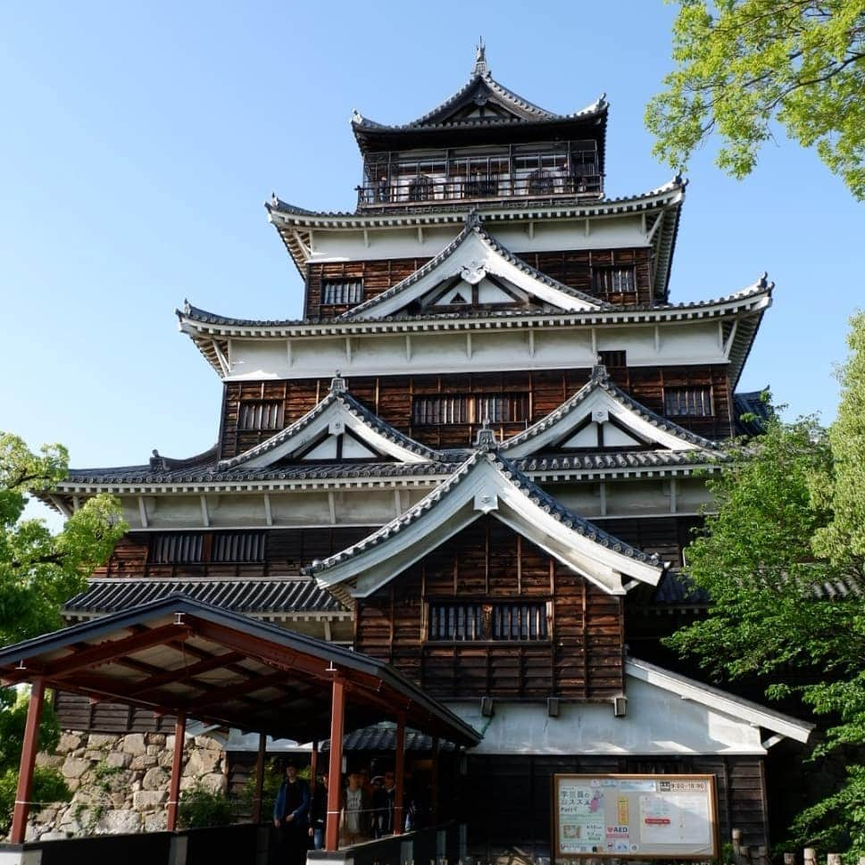 シャルレーヌ・ギニャールさんのインスタグラム写真 - (シャルレーヌ・ギニャールInstagram)「An emotional day in Miyajima and Hiroshima ⛩🦌🏯🌸💞 #throwback #memories #vacation #holidays #japan #miyajimaisland #hiroshima #deers #castle #hiroshimapeacemuseum #hiroshimamemorialpark」5月20日 0時52分 - charleneguignard