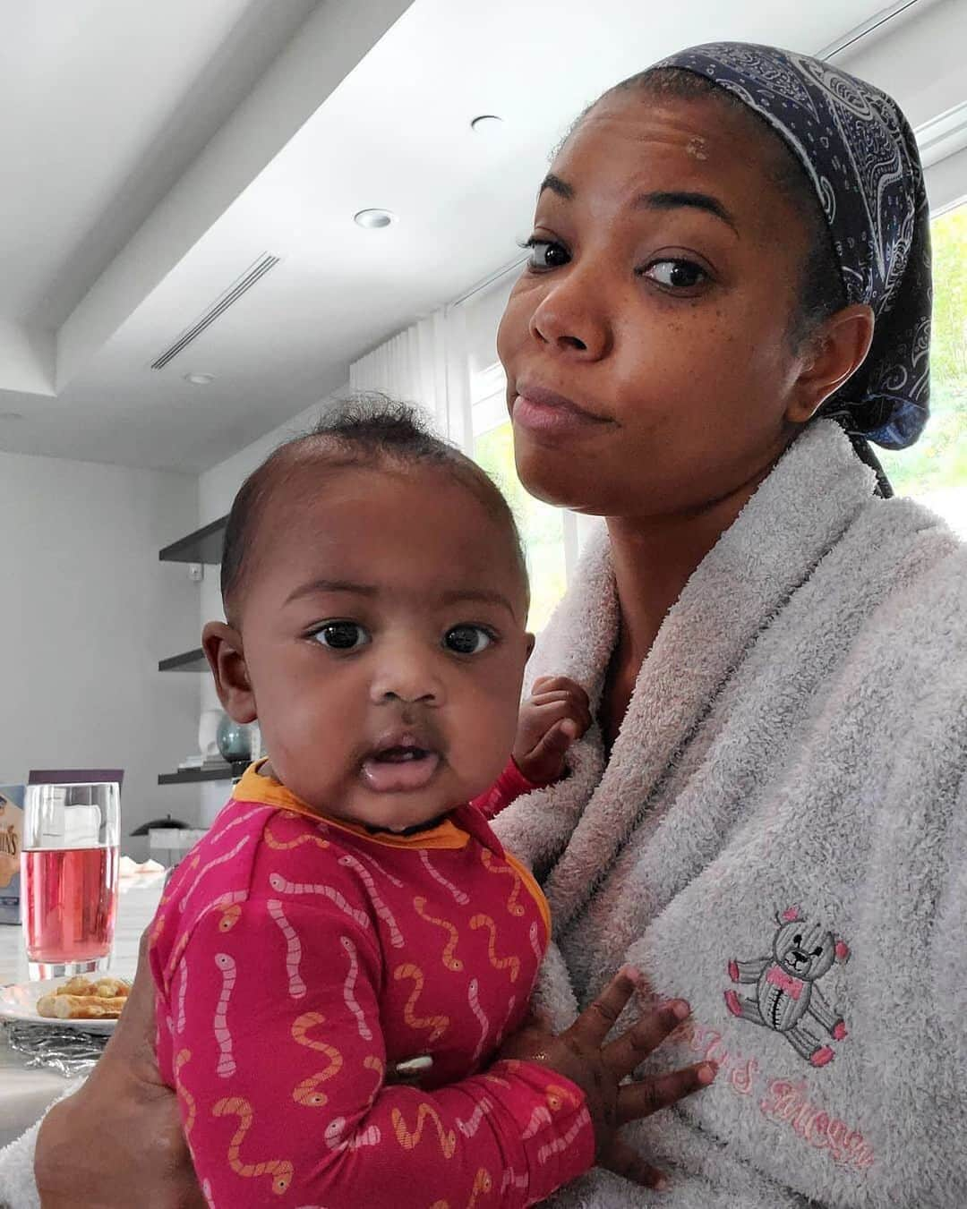 People Magazineさんのインスタグラム写真 - (People MagazineInstagram)「Gabrielle Union and baby Kaavia are cute and cozy weekend goals. 💕 | #Regram @gabunion」5月20日 1時05分 - people