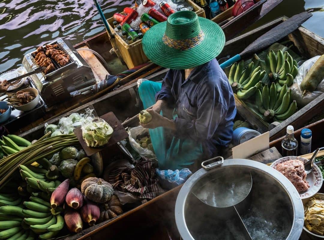 National Geographic Travelさんのインスタグラム写真 - (National Geographic TravelInstagram)「Photo by @hannahreyesmorales | Boats, blessings, and banana hearts. Before the rush of tourists and locals, mornings in Thailand's floating markets can be quite serene.  Follow me @hannahreyesmorales for more stories on #Asia and beyond. #Thailand @natgeoasia」5月20日 1時05分 - natgeotravel
