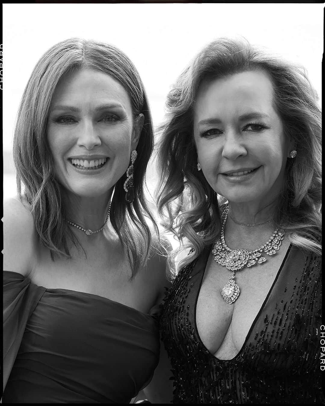 ショパールさんのインスタグラム写真 - (ショパールInstagram)「Another candid moment with Julianne Moore and Caroline Scheufele, Co-President and Artistic Director of Chopard, captured by @gregwilliamsphotography. #ChopardLovesCinema #StarsInChopard #TheRedCarpetJeweller #Cannes2019 #BackstagesCannes2019」5月20日 1時07分 - chopard
