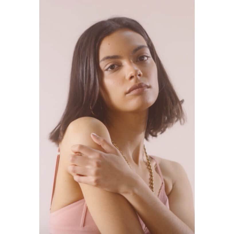 レジャビーのインスタグラム：「Make it personal - touching anecdotes celebrate the launch of our truly universal new range LA PETITE LEJABY —— Laisser place à des témoignages personnels et des anecdotes entre amies, mères, filles et sœurs... c’est ce que MAISONLEJABY vous propose avec LA PETITE LEJABY #designedbywomenforwomen #conçuparlesfemmespourlesfemmes #lapetitelejaby @luciebou2」