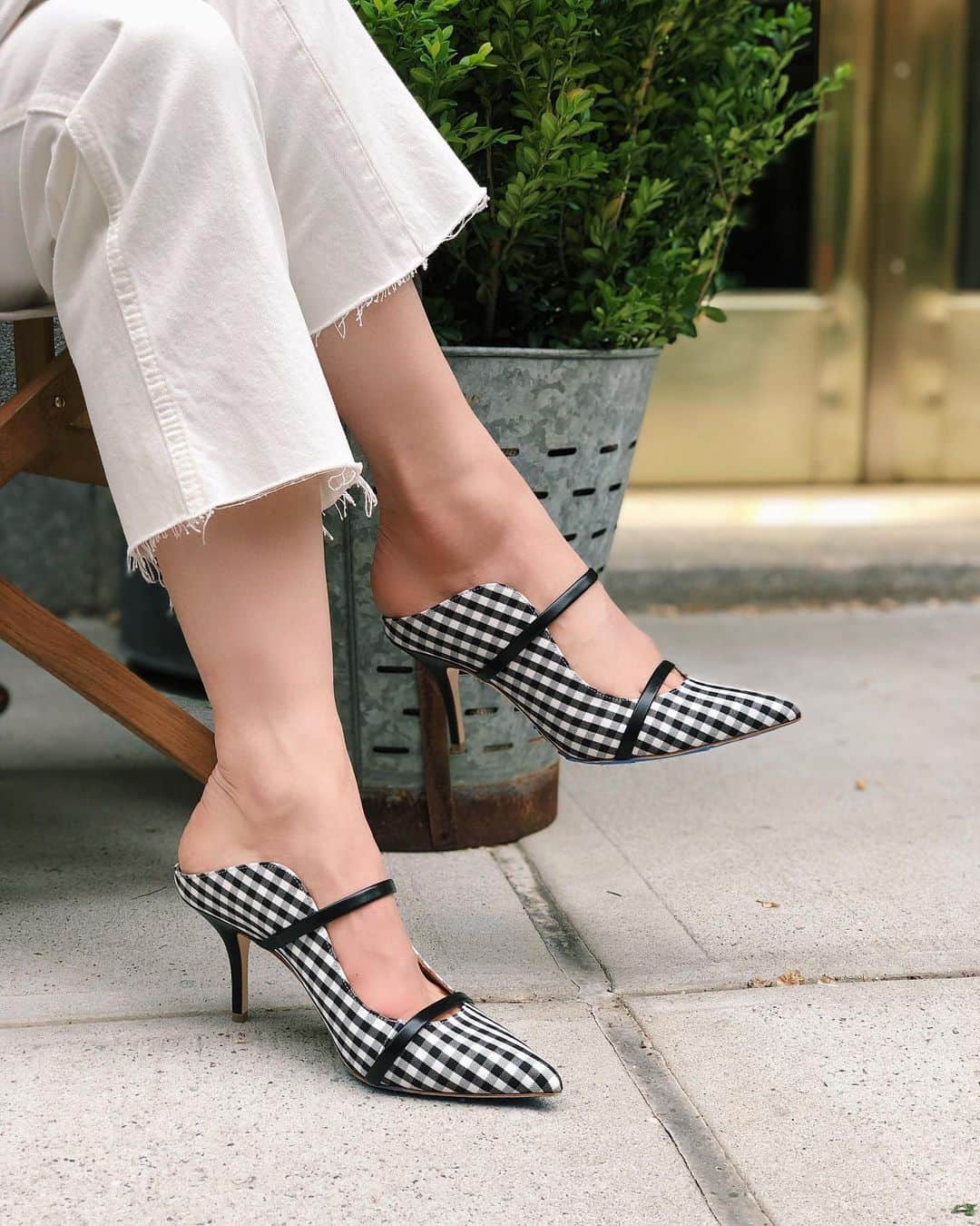 Bergdorf Goodmanさんのインスタグラム写真 - (Bergdorf GoodmanInstagram)「CHECKS, PLEASE 🖤 Sunday brunch calls for @malonesouliers’ gingham mules. Available now in store on 2 and online at BG.com. #BGOnFoot」5月20日 1時09分 - bergdorfs