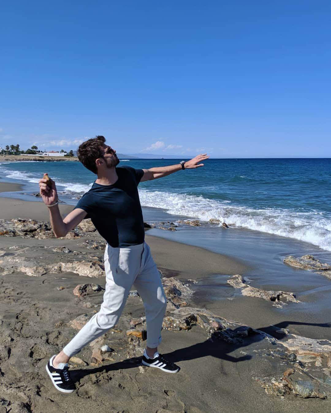 ジム・チャップマンさんのインスタグラム写真 - (ジム・チャップマンInstagram)「Post paella, pre beer.  T-Shirt - @sandrohomme, trousers - @cosstores, trainers - @adidas, sunglasses - @ragandbone.」5月20日 1時10分 - jimchapman