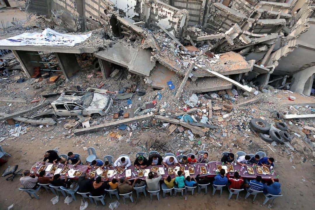 NBC Newsさんのインスタグラム写真 - (NBC NewsInstagram)「Palestinians break their fast in #Gaza City Saturday by eating the Iftar meals during the holy month of #Ramadan, near the rubble of a building recently destroyed by Israeli air strikes. . 📷 Ibraheem Abu Mustafa / @reuters」5月20日 1時14分 - nbcnews