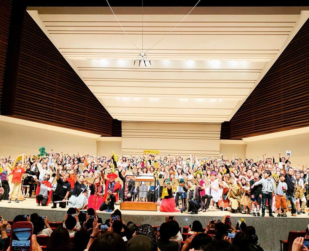 樫原伸彦さんのインスタグラム写真 - (樫原伸彦Instagram)「編曲をやらせてもらっている ファイナルファンタジーの吹奏楽シリーズのコンサート  BRA★BRA FINAL FANTASY  みんな de えらぼー！  with Siena Wind Orchestra ＠ 東京文化会館  久々にみせていただきましたが、  観客参加型の演出がガッツリ進化していてビックリしました。  5年も続けてこられた植松さんはじめ、シエナさん、スクエニのスタッフさんたちのご苦労と、観客の愛を感じる素晴らしく温かいコンサートでした。  客席のリコーダーとステージのセッション。 360度サラウンドで麗らかに包まれる「メインテーマ」。 音楽って良いなー！(/ _ ; ) のっけからいきなり感動。 .  今回のツアーはセットリストを当日に 曲名アナウンスからの 客席の 「ブラボー！！」の音圧を測定して決めるというルール。  よかったですよ〜。 担当曲が演奏されてw  そして、 なんといっても、植松伸夫さんがお元気そうで安心しました。  坂口博信さん、渋谷員子さんと FF神々のラインナップは後光が差してました。  植松さんへの差し入れは 竹隆庵岡埜の大福。  念のため、 １つ毒見しときましたw  #ファイナルファンタジー #bbff5 #コンサート #concert #live #ライブ #music #音楽 #吹奏楽 #brassband #finalfantay #ff #ブラスバンド」5月20日 1時16分 - nobustagrammy