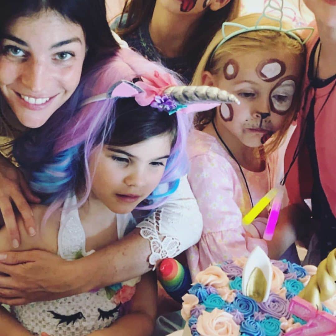 カリーヌ・ロワトフェルドのインスタグラム：「Unicorn do exist🦄! And she blowed her seven candles🌈🎊🎉🎂🦄 @romyandthebunnies」
