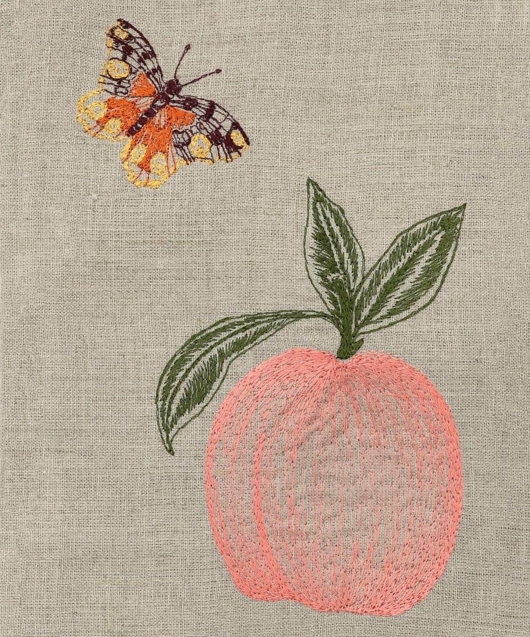 コーラル アンド タスクさんのインスタグラム写真 - (コーラル アンド タスクInstagram)「We hope everyone is having a peachy weekend! 🍑🦋🌿#embroidery #coralandtusk #embroiderylove」5月20日 1時22分 - coralandtusk