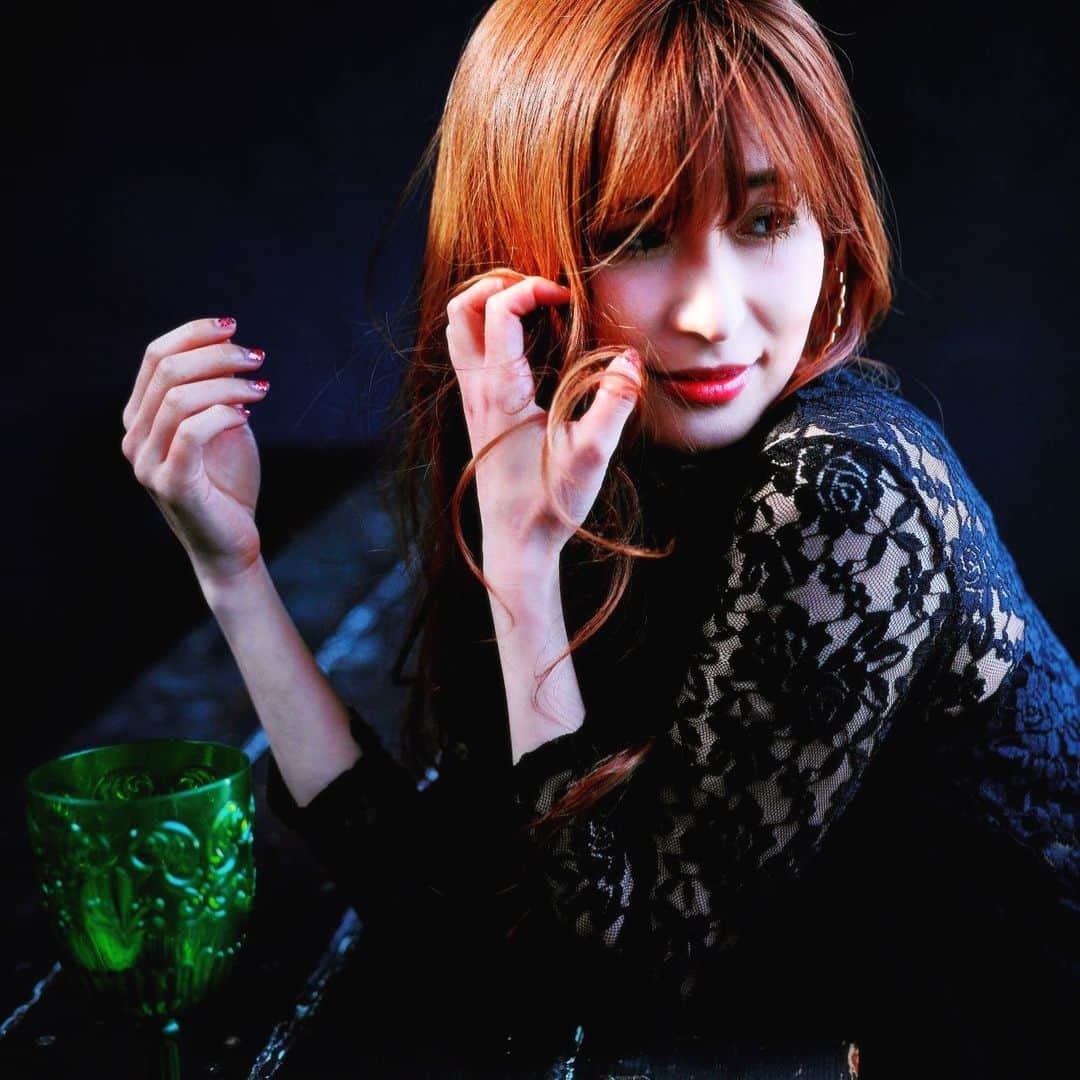 有馬綾香のインスタグラム：「ふっふっふ。  おやすみ。  #写真 #ポートレート #撮影 #ブラック #派手髪 #黒 #レース #インスタ #アップ #忘れがち」