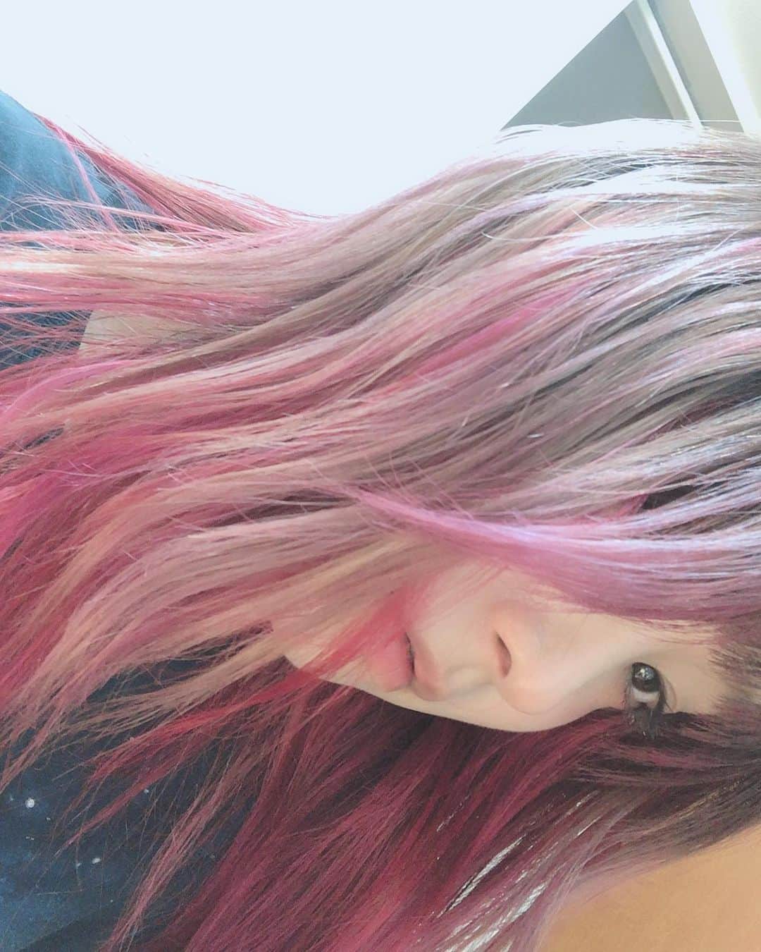 LiSAさんのインスタグラム写真 - (LiSAInstagram)「今の髪の色めちゃ好き。桜と紅蓮華色とベージュ🌸 @rica406  RICAさん天才博士👩‍🎓 #LiSA #ピンク #りさへあめいく #帰ってきて前髪切った #明日撮影」5月20日 1時25分 - xlisa_olivex