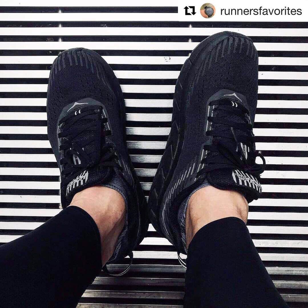 宇野薫のインスタグラム：「ウノランナーズフェイバリット！  #Repost @runnersfavorites with @get_repost ・・・ * Runners Favorites ランナーたちのお気に入り  0223 @caoluno  HOKA ONE ONE CLIFTON5 ホカ オネオネ クリフトン5 「オールブラックは大好きなカラーリングのひとつですが、このモデルは随所にリフレクターを装備しているので、ナイトランにも最適です」 #hokaoneone #ホカオネオネ #clifton5 #クリフトン5」