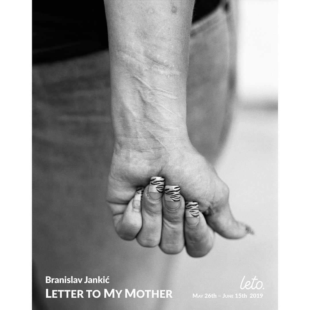 モニカ・ヤガチャクのインスタグラム：「Projekt Letter to My Mother w końcu zawita w Europie ⭐️ Z wielka przyjemnością zapraszam wszystkich na wystawę w @leto_gallery w Warszawie. Otwarcie już w Dzień Matki, 26stego maja ! Niezmiernie się cieszę ze w ten wyjątkowy dzień będę miała szanse podzielić się z Wami praca @slavjankic , która stała się bardzo ważna częścią naszego życia, i w ten sposób uczcić macierzyństwo oraz poruszyć rozmowę na temat krzywdzącej stygmatyzacji matek walczących z uzależnieniem oraz zachęcić wszystkich do stworzenia systemu wsparcia. Część dochodów ze sprzedaży książki oraz prac zostanie przekazana fundacji wspierającej kobiety w potrzebie. Wystawa będzie otwarta od 26 maja do 15 czerwca. Do zobaczenia 😘 Więcej informacji w moich stories. ——————————————————————-Letter to My Mother is coming to Europe ⭐️ We are super excited to be able to exhibit at @leto_gallery in Warsaw and open the solo show on 26th of May ( Polish Mother’s Day). I’m looking forward to celebrating this special day by sharing @slavjankic work, that became so close to my heart, with my nation and start conversation about the stigma that surrounds mothers who struggle with alcohol and drug addiction. Some of the proceeds from sale of the art works and books will go towards helping women and mothers in need. Please stop by and say hi ! 🥰 More details about the event in my stories.  #lettertomymother #branislavjankic #opioidcrisis #addiction #recovery #motherlove #successthroughRecovery #mothersday #hopeInRecovery」