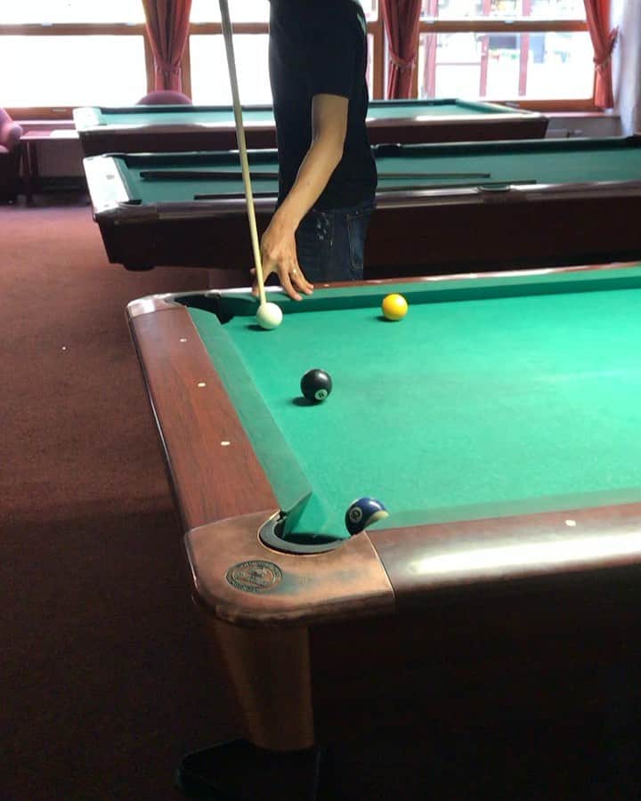 のインスタグラム：「10年ぶりくらいのビリヤード🎱﻿ ﻿ 技術は衰えないもんだね😂﻿ ﻿ #relax#sunday#dayoff #billiards #ビリヤード」