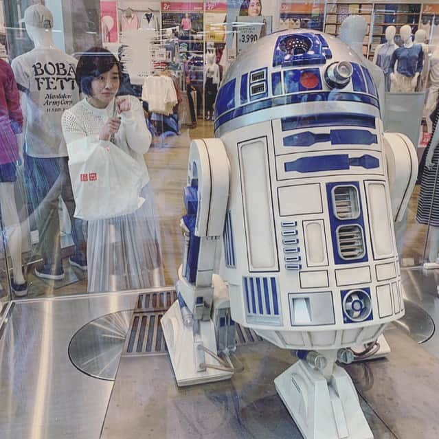 八重樫琴美さんのインスタグラム写真 - (八重樫琴美Instagram)「﻿ ﻿ ユニクロに行ったらR2-D2に会えました。﻿ きゃわわ。﻿ ﻿ #ユニクロ#UNIQLO﻿ #スターウォーズ#starwars#R2D2﻿ #ユニクロコーデ#今日の服﻿ #喜び#見つけた﻿ #お買い物#デート#親子デート#父﻿ #楽しかった﻿ #甘いもの食べ過ぎた﻿ #もう食べない#きっとまた食べる﻿ #おやすみ﻿ #avex#avexmanagement ﻿ #ぽっちゃり#ぽっちゃりコーデ﻿ ﻿ ﻿ ﻿」5月20日 2時04分 - kotomiyaegashi