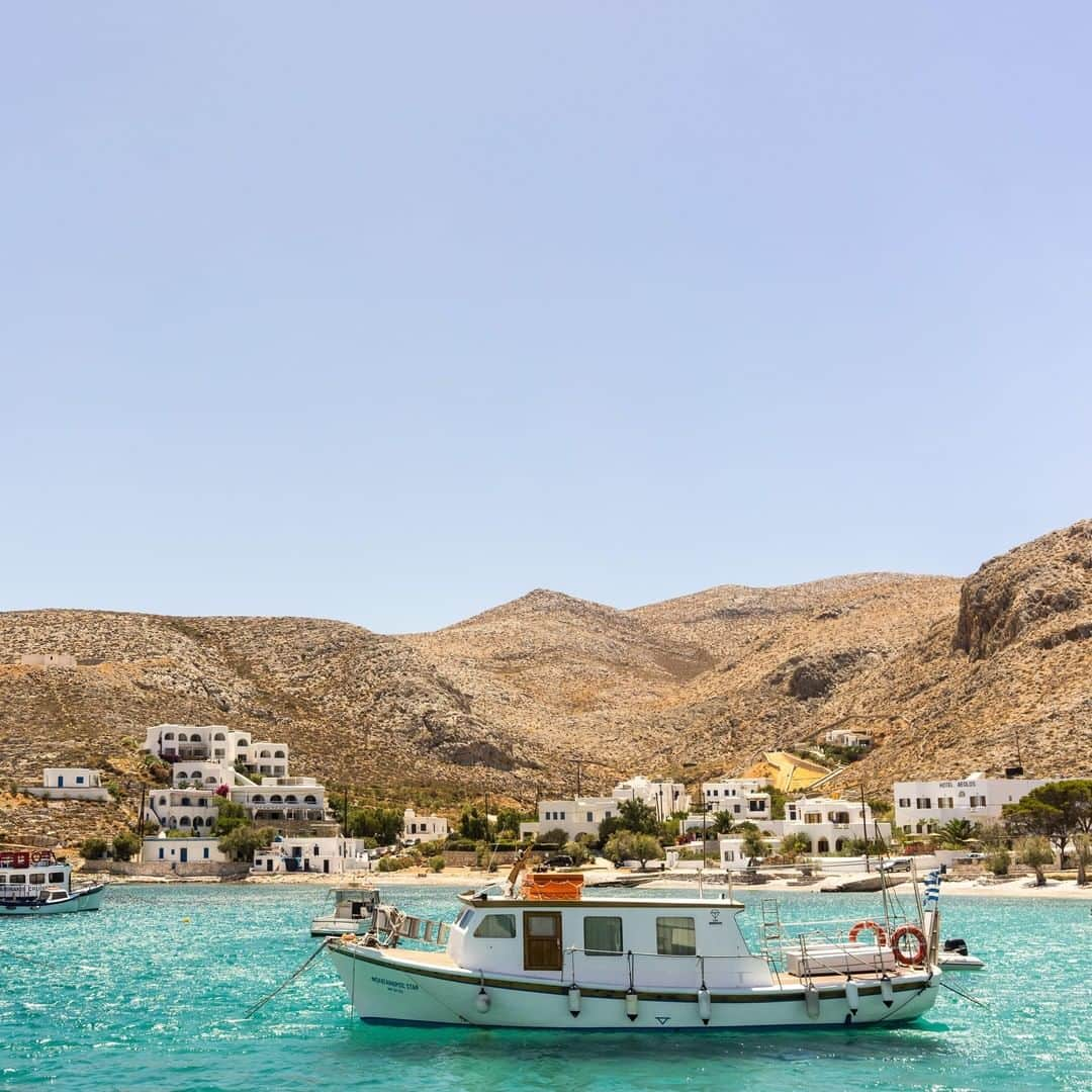 Lonely Planetさんのインスタグラム写真 - (Lonely PlanetInstagram)「'Karavostasis is a tiny port that connects Folegandros with the nearby islands. Although some may find it too busy with boats coming in and out of the bay, I like it exactly for that reason. Here, you can observe fishermen returning from sea with their daily catch, and savor that catch at the local taverna moments later. A pebble beach with a small strip of sand and quiet waters is the perfect ending to another sun, seafood, and sea filled day. Thank you for following along this Greek adventure and I hope you enjoyed it!' – @insearchofperfect -- That's all for this weekend's #lpinstatakeover! Check out @insearchofperfect for more Greek snaps. #lpPathfinders #Greece」5月20日 2時00分 - lonelyplanet